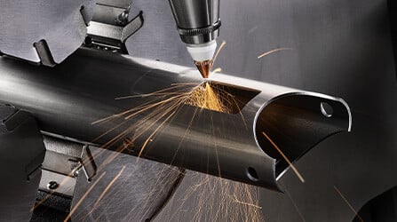 Découpe laser sur tube en acier avec tête 2D