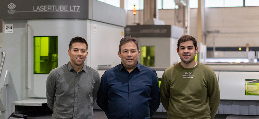 La familia Planes delante de un equipo Lasertube LT7